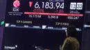 Pekerja berdiri dekat layar digital pergerakan Indeks Harga Saham Gabungan (IHSG) di Bursa Efek Indonesia (BEI), Jakarta, Jakarta, Selasa, 28 Juli 2026. (KLY/ Arie Basuki)