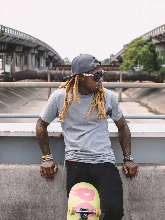 Dilansir dari USMagazine, Lil Wayne diminta untuk berhenti sekolah atas permintaan ibunya sendiri. (instagram/ liltunechi)