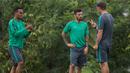 Gelandang Timnas Indonesia, Stefano Lilipaly, mendengarkan instruksi saat berlatih di halaman Hotel Lor In, Jawa Barat, Sabtu (3/12/2016). Latihan ini dipimpin oleh assisten pelatih Timnas Indonesia, Wolfgang Pikal. (Bola.com/Vitalis Yogi Trisna)