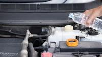 Isi air radiator pakai cairan radiator atau coolant.