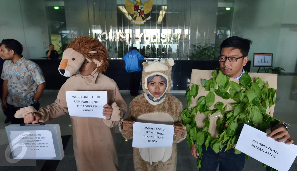 Aktivis Koalisi Anti Mafia Hutan saat melakukan aksi  di Gedung Komisi Yudisial (KY), Jakarta, Jumat (8/1). Kedatangan mereka ke KY juga untuk melaporkan dugaan pelanggaran etik Hakim PN Palembang Parlas Nababan. (Liputan6/JohanTallo)