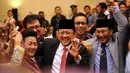 Bersama Farouq Muhammad (kanan) dan GKR Hemas, Irman Gusman (tengah) meluapkan kegembiraannya kembali terpilih sebagai Ketua Dewan Perwakilan Daerah RI 2014-2019, Jakarta, (2/10/2014). (Liputan6.com/Helmi Fithriansyah)