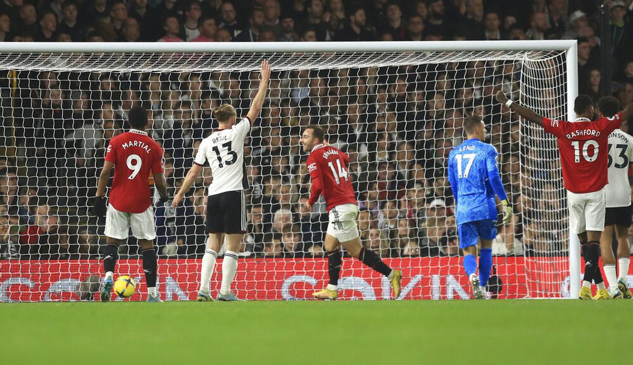 Setan Merah mampu menundukkan tuan rumah dengan skor 2-1 di Craven Cottage, Minggu (13/11/2022). (AP/Leila Coker)