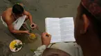 Umat Hindu Nepal melakukan ritual pemujaan dengan bantuan pemuka agama saat festival Kuse Aunsi di kuil Hindu Gokarneshwar di Kathmandu, Nepal (21/8). Kushe Aunsi merupakan bentuk perayaan Hari Ayah bagi masyarakat Nepal. (Niranjan Shrestha/AP) 
