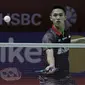 Pebulutangkis Indonesia, Jonatan Christie, saat melawan wakil Denmark, Victor Axelsen, pada Indonesia Open di Istora Senayan, Selasa, (3/7/2018). Jonatan kalah dua gim langsung dengan skor 14-21, 18-21. (Bola.com/M Iqbal Ichsan)