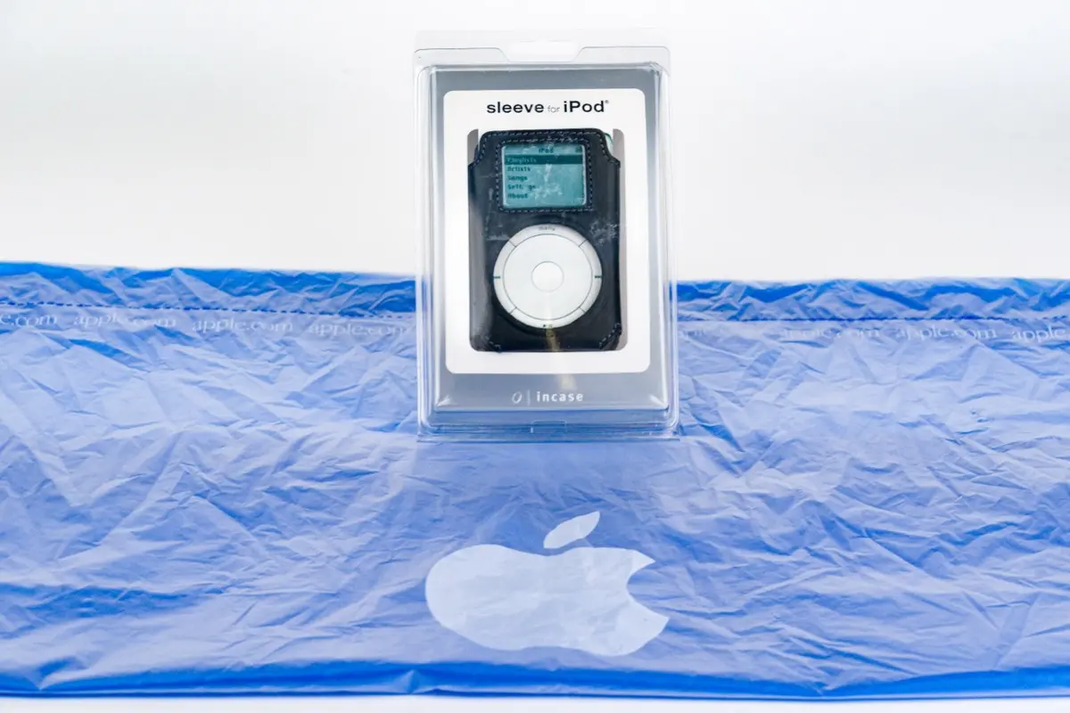 iPod versi pertama yang masih disegel ini, terjual dengan harga USD 29.000 (sekitar Rp 440 juta) (Rally)