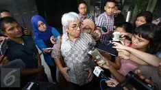 Ketua Panitia Seleksi Pemilihan Penasihat KPK Imam Prasodjo saat berada di Gedung KPK, Jakarta, Kamis (2/3). Pansel telah menerima sekitar 3.000 pendaftar calon penasihat KPK periode 2017-2022. (Liputan6.com/Helmi Afandi)