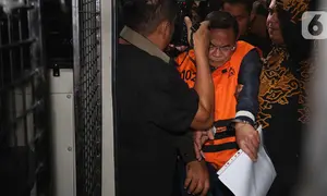 Bupati Pati, Sudewo dikawal petugas sesaat memasuki ke dalam mobil tahanan usai menjalani pemeriksaan intensif di Gedung Merah Putih Komisi Pemberantasan Korupsi (KPK), Jakarta, Selasa (20/1/2026). (Liputan6.com/Helmi Fithriansyah)