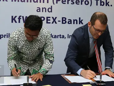 Direktur Finance & Treasury Bank Mandiri, Pahala N Mansury (kiri) dan Managing Director KfW IPEX-Bank Christian Bevc saat penandatanganan MoU Bank Mandiri dengan KfW IPEX-Bank di Jakarta, Rabu (20/4). (Liputan6.com/Angga Yuniar)