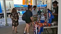 Para pedagang kaki lima menjajakan kaus bergambar New York Knicks yang berlaga di final NBA 2026 di Sixth Avenue, Jumat (12/06/2026) siang waktu setempat. (Bola.com/Hery Kurniawan)