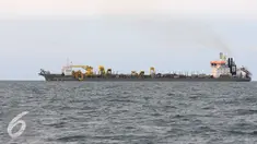 Kapal tongkang bernama "Queen of The Netherlands" yang digunakan untuk mengeruk pasir bawah laut untuk Reklamasi Teluk Jakarta beroperasi di perairan Serang, Banten, Rabu (27/4). (Liputan6.com/Helmi Afandi)