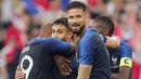 Para pemain Prancis merayakan gol yang dicetak oleh Nabil Fekir ke gawang Irlandia pada laga persahabatan di Stadion Stade de France, Senin (28/5/2018). Prancis menang 2-1 atas Irlandia. (AP/Thibault Camus)