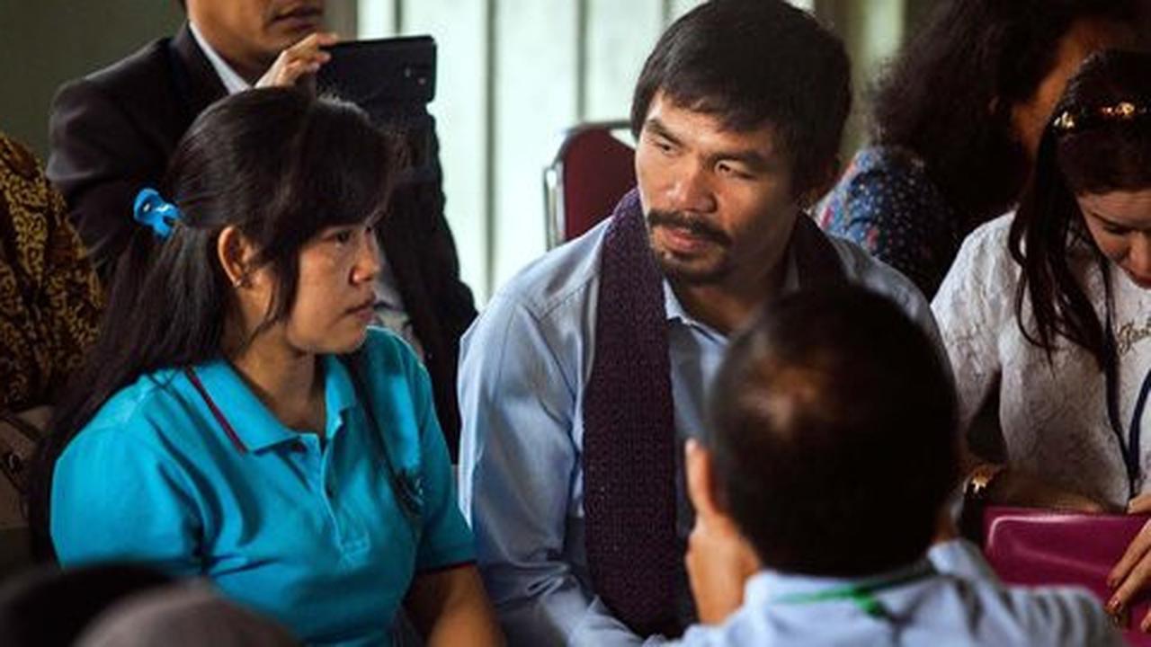 Pacquiao dapat kenang-kenangan akik dan syal dari Mary Jane