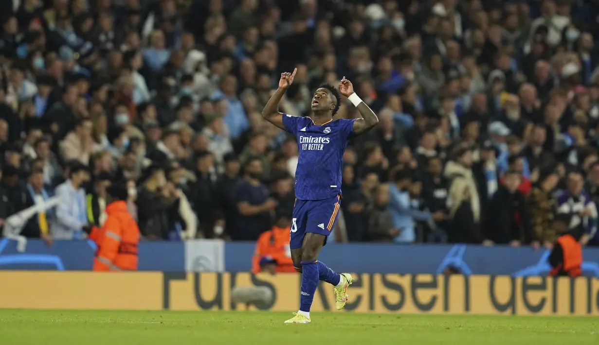 <p>Penyerang Real Madrid, Vinicius Junior berselebrasi usai mencetak gol ke gawang Manchester City pada pertandingan leg pertama semifinal Liga Champions di stadion Etihad di Manchester, Inggris, Rabu (27/4/2022). City menang atas Madrid 4-3. (AP Photo/Jon Super)</p>
