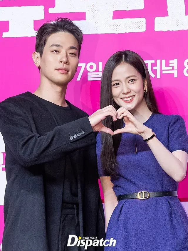 Jisoo BLACKPINK dan Park Jeong Min Tampil Serasi dalam Press Conference \'NEWTOPIA\'. (instagram/koreadispatch)