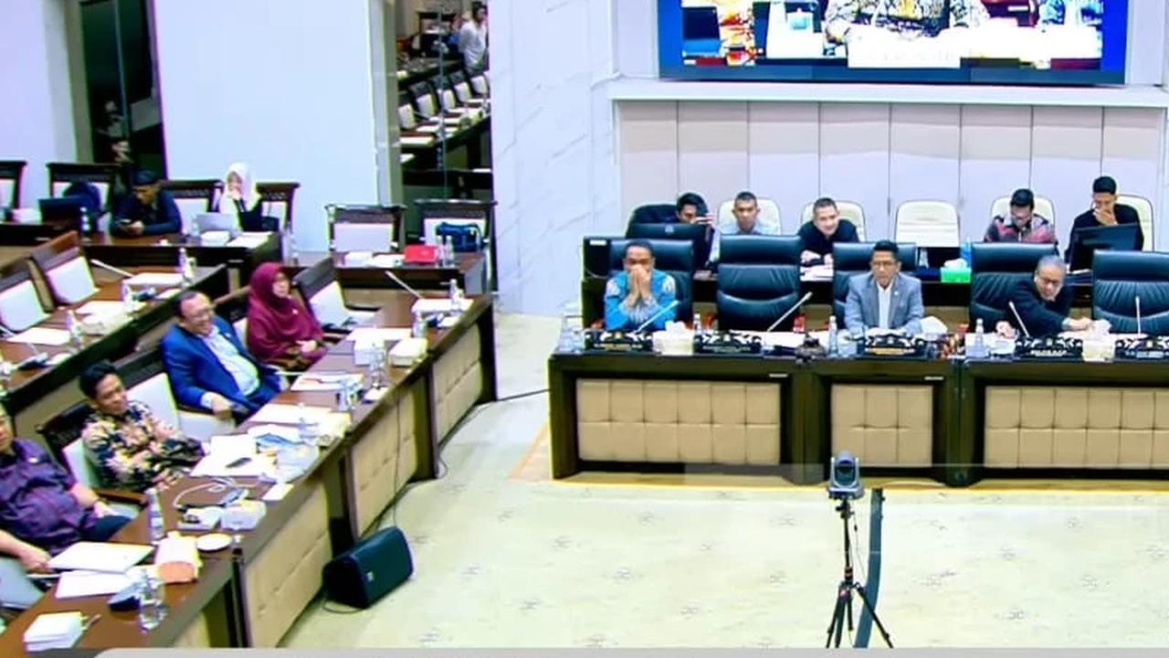 Menkeu Purbaya rapat di DPR