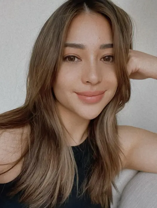 <p>Dalam foto selfienya ini, pesona Nikita Willy memancar. Walaupun menampilkan bare face, Nikita Willy terlihat luar biasa memesona dengan kulit sehat dan paras bulenya. Foto: Instagram.</p>