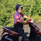 Tak hanya itu, Mantan Jenderal Polisi Bintang Tiga, Susno Duadji pun memposting foto sedang menaiki sepeda motor matik. Mengenakan jersey Barcelona dan helm berwarna biru tanpa alas kaki, Susno tampak duduk di atas motor. (www.facebook.com/susno2g)