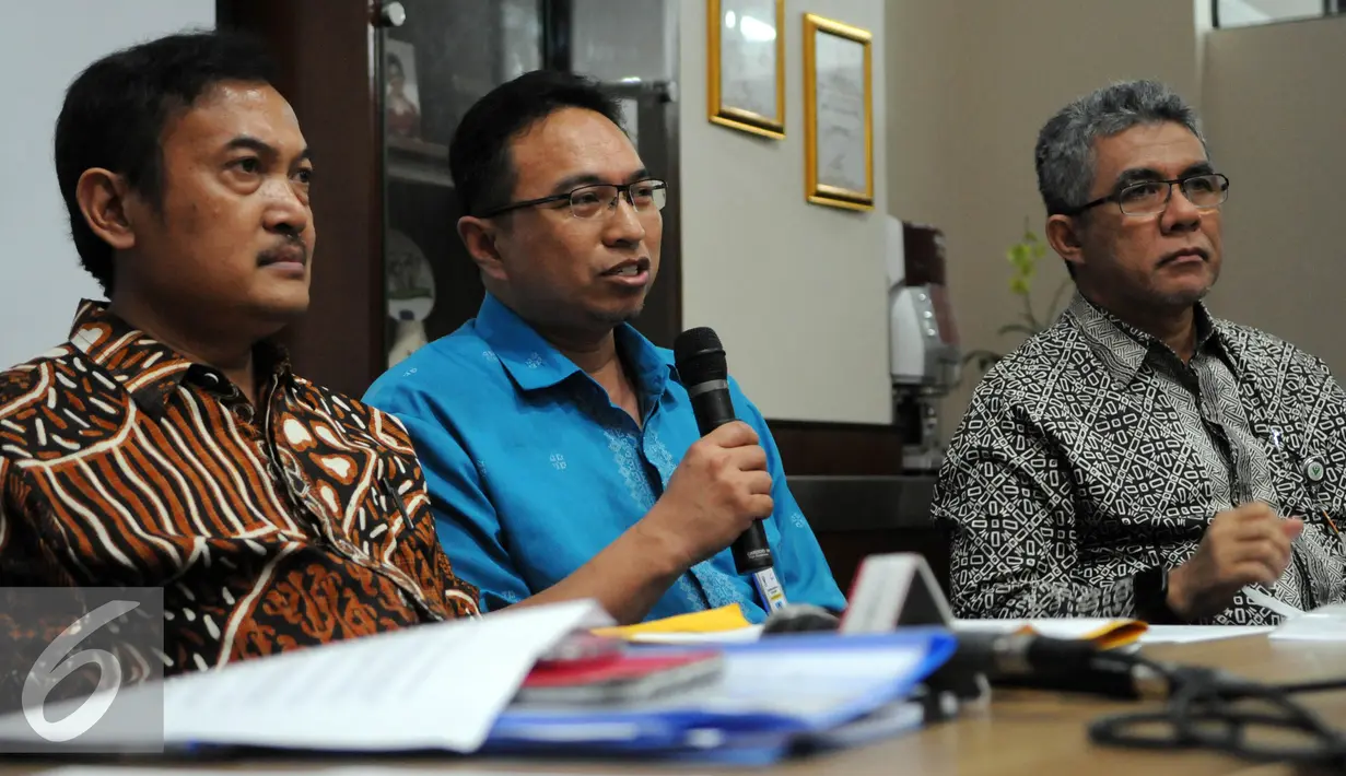 Sekretaris Pimpinan Pusat Ikatan Dokter Anak Indonesia (IDAI) Dr Piprin Basarah Yanuarso (kanan) memberi penjelasan terkait vaksin palsu, Jakarta, Selasa (12/7). (Liputan6.com/Helmi Afandi)