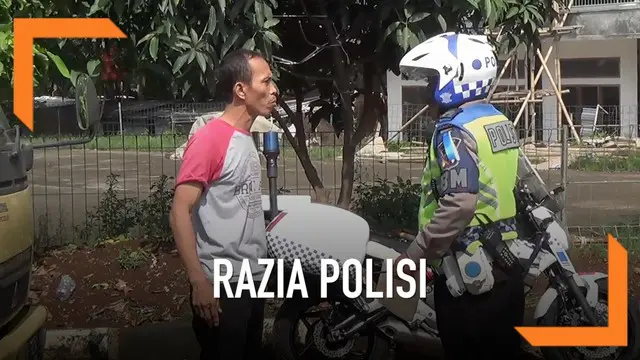 Akibat takut ditilang, seorang pengendara truk mencoba kabur dari kejaran polisi yang melakukan Operasi Keselamatan Lodaya.