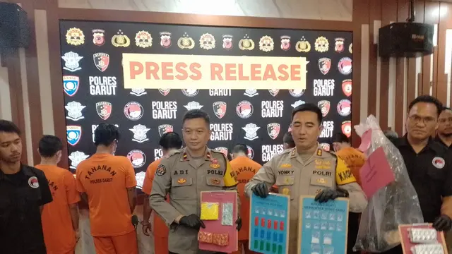 Kapolres Garut AKBP Rohman Yonky Dilatha didampingi Kasatnarkoba AKP Juntar Hutasoit menunjukan barang bukti kasus peredaran narkotika, psikotropika dalam rilis kasus di Mapolres Garut, Jumat (8/3/2024) (Liputan6.com/Jayadi Supriadin)