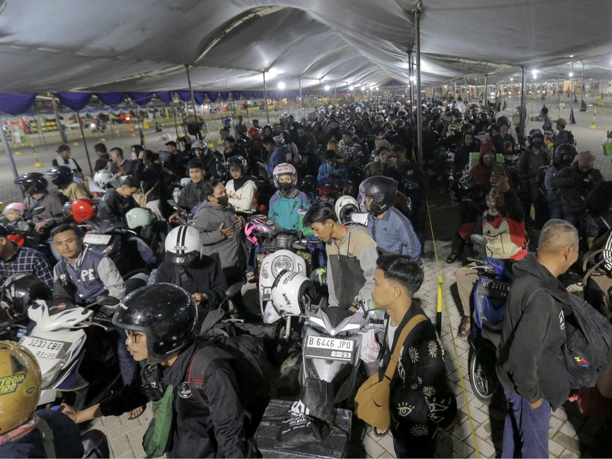 Antrean Pemudik Motor Padati Pelabuhan Ciwandan Banten