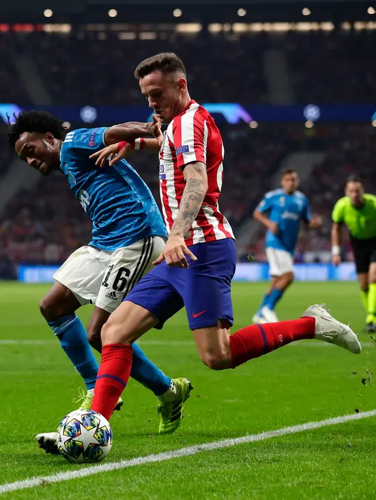Winger Juventus, Juan Cuadrad berebut bola dengan pemain Atletico Madrid, Saul pada pertandingan matchday pertama Liga Champions Grup D di Estadio Wanda Metropolitano, Rabu (18/9/2019). Juventus dan Atletico Madrid harus puas berbagi angka 2-2. (AP Photo/Manu Fernandez)