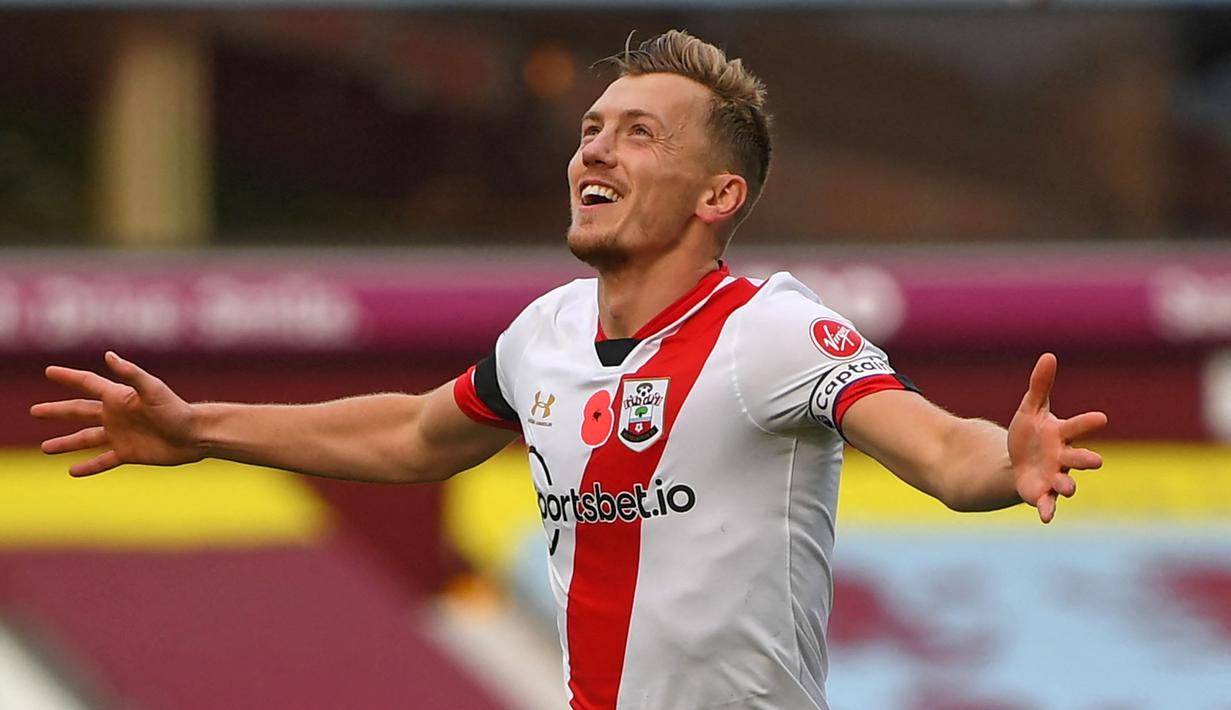 James Ward-Prowse menjadi salah satu pemain yang paling setia dengan klubnya, yaitu Southampton. Sejak promosi pada musim 2012/13, Ward-Prowse mampu menjadi idola baru The Saints. Ia memiliki operan akurat hingga 86,6% dan memiliki tendangan bebas yang mematikan. (AFP/Pool/Gareth Coplay)