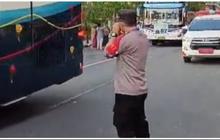 Momen Polisi Menangis saat Melepas Jemaah Haji Berangkat ke Tanah Suci, Banjir Doa dari Warganet