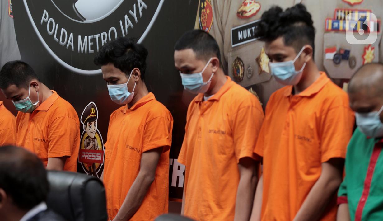 Sejumlah tersangka dihadirkan dalam rilis hasil Operasi Kewilayahan Nila Jaya 2022 di Mapolda Metro Jaya, Jakarta, Selasa (13/12/2022). Direktorat Reserse Narkoba Polda Metro Jaya bersama Satuan Reserse Narkoba Polres berhasil mengamankan 278 tersangka dari 222 kasus serta barang bukti berupa 13,7 Kg sabu, 147,22 Kg ganja, 2.088 butir ekstasi, 229.759 butir obat baya, 119 gram tembakau sintetis, dan 1,17 liter cairan narkotika dalam Operasi Nila Jaya 2022 yang berlangsung 16-30 November 2022. (merdeka.com/Iqbal S. Nugroho)