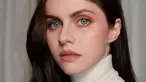 Alexandra Daddario adalah aktris cantik Hollywood yang terkenal dengan mata birunya yang indah. (Instagram/alexandradaddario)