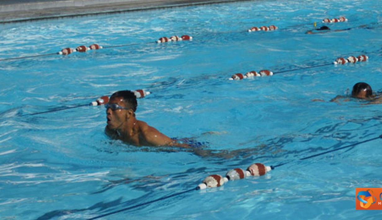 Citizen6, Surabaya: Latihan fisik dan mental seluruh siswa Dikcawakkasel TNI Angkatan Laut ke-46 yang terdiri dari empat perwira pertama, satu bintara dan 10 tamtama di di kolam renang Jala Krida Tirta Kesatrian Bumimoro. (Pengirim: Penkobangdikal)