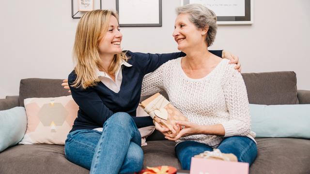 Ilustrasi ibu dan anak perempuan