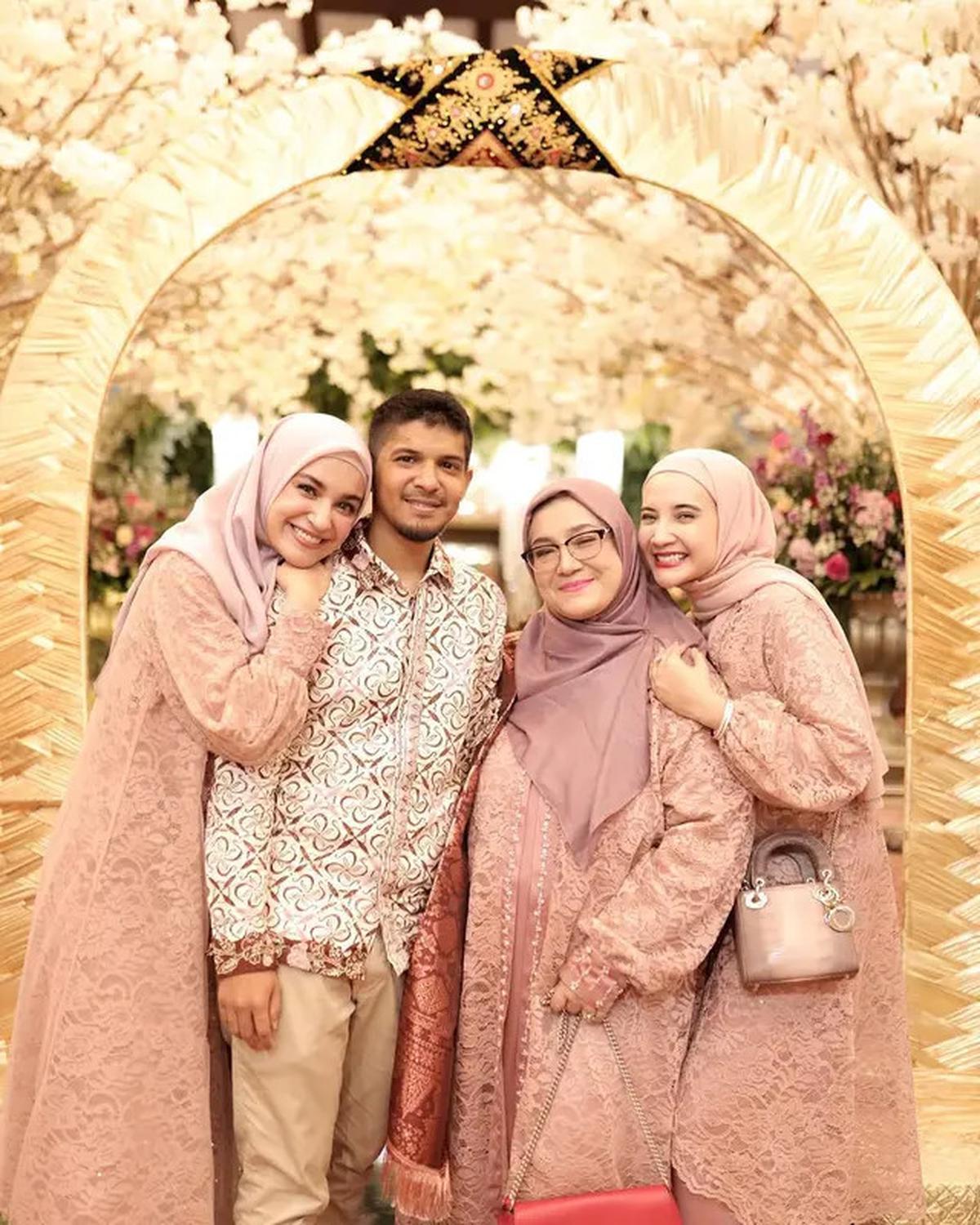 6 Potret Zaskia dan Shireen Sungkar KondanganBareng, Kompak dengan Keluarga Besar