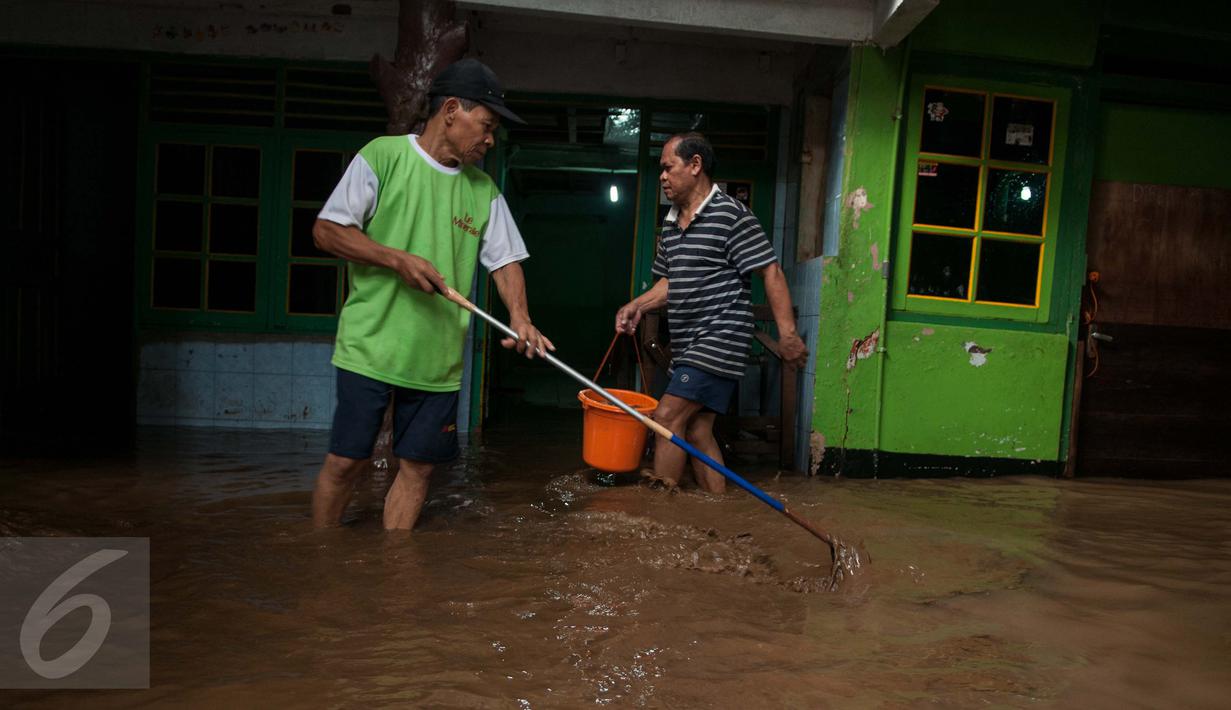  Banjir  Surut Warga Kramatjati Sibuk Bersihkan Lumpur  