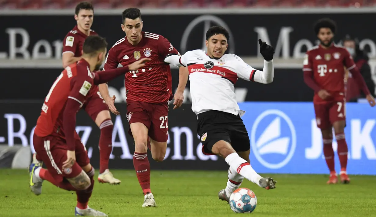 Penyerang VfB Stuttgart Omar Marmoush (kedua kanan) berebut bola dengan pemain Bayern Munchen Marc Roca dan Lucas Hernandez pada lanjutan Liga Jerman di Mercedes-Benz Arena, Rabu (15/12/2021) dinihari WIB. Bayern Munchen sukses melumat VfB Stuttgart dengan skor 5-0. (Thomas KIENZLE/AFP)