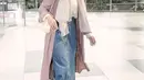 <p>Gaya Hamidah yang satu ini bisa kamu tiru. Denim skirt dengan long outer akan memberi tampilan manis namun tetap stylish. [Instagram/hamidahrachmayanti] Penulis: Mufiidaanaiilaa Alifah S.</p>