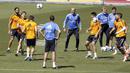  Zinedine Zidane (kanan), berlatih bersama para pemain Real Madrid di Kompleks Valdebebas Sports, Madrid, Spanyol (28/03/2014).  (EPA/Emilio Naranjo)