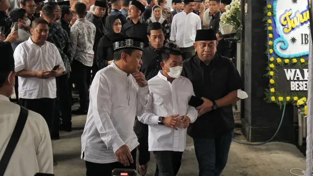 Jokowi dan Sejumlah Menteri Lepas Keberangkatan Jenazah Istri Kepala Staf Kepresidenan Moeldoko ke Pemakaman