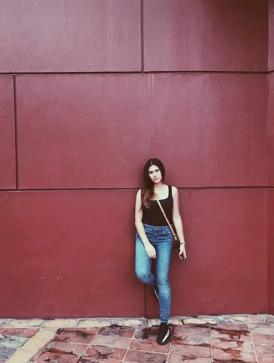 Selain menonjolkan tubuhnya yang seksi, gaya berbusana Sabrina juga terbilang simple dan kasual. Seperti yang satu ini, Sabrina hanya memakai celana jeans dengan tanktop warna hitamnya. (Instagram/sabrinaeben)