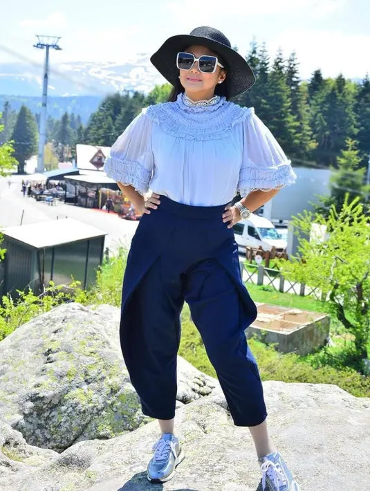 Karena bakatnya di dunia akting menghantarkannya menjadi artis ngetop di ajang SCTV Awards 2001. [instagram/bellasaphiraofficial]