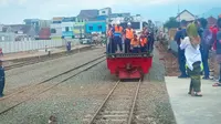 Ratusan masyarakat Garut, langsung menyemut saat lokomotif uji coba tanpa gerbong tiba di Stasiun Garut dengan selamat. (Liputan6.com/Jayadi Supriadin)