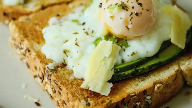 Avocado Toast dengan Egg dan Herb Praktis untuk Dibuat di Rumah