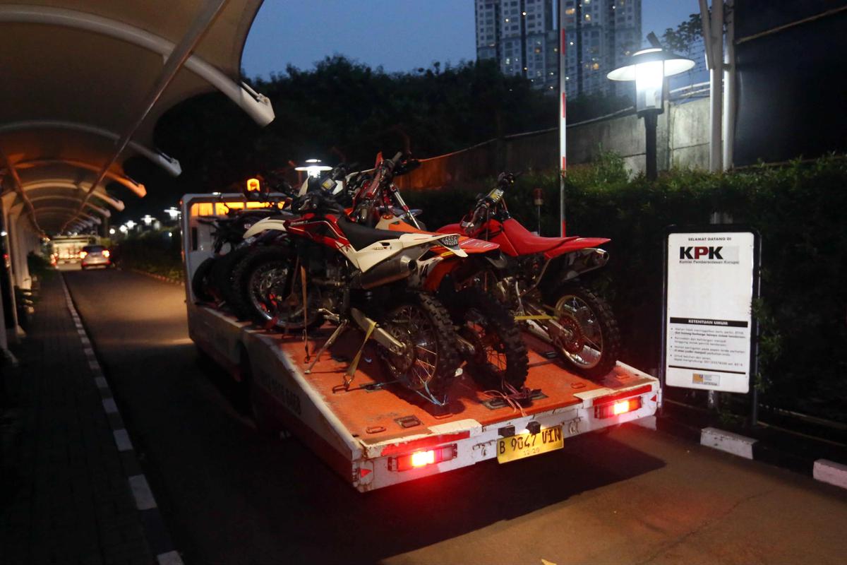 FOTO: KPK Sita Puluhan Kendaraan Usai OTT Imigrasi Jakarta Barat
