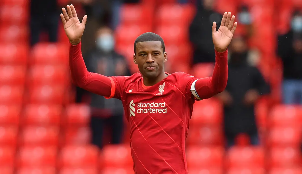 Gelandang Liverpool, Georginio Wijnaldum memberi applaus saat ditarik keluar pada laga Liga Inggris 2020/2021 menghadapi Crystal Palace di Anfield Stadium, Liverpool (23/5/2021). Georginio Wijnaldum didatangkan Liverpool pada awal musim 2016/2017 dari Newcastle United yang terdegradasi di akhir musim 2015/2016. Bersama Liverpool ia bertahan selama 5 musim dengan total tampil dalam 237 laga di semua ajang dengan torehan 22 gol dan 16 assist. (AFP/Paul Ellis)