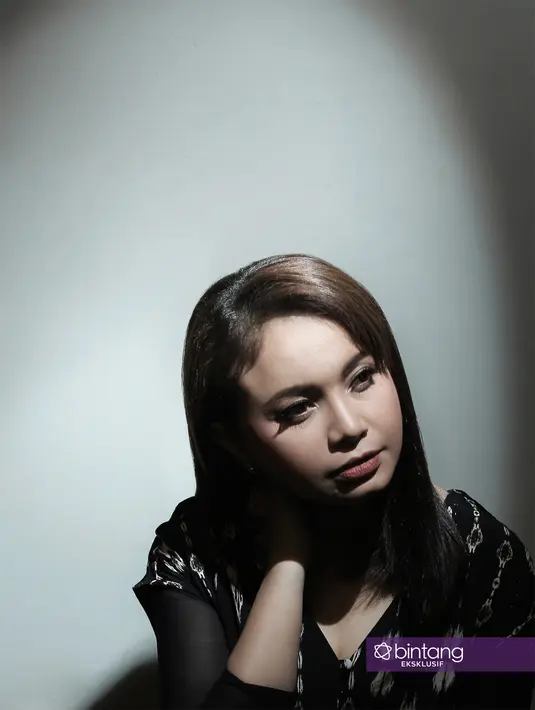 "Nikah lagi belum ada rencana kapannya, mudah-mudahan dapat jodoh yang lebih baik lagi," ujar Rossa saat bertandang ke studio Bintang.com beberapa waktu lalu, sekaligus untuk mempromosikan album terbarunya, A New Chapter. (Bambang E. Ros/Bintang.com)