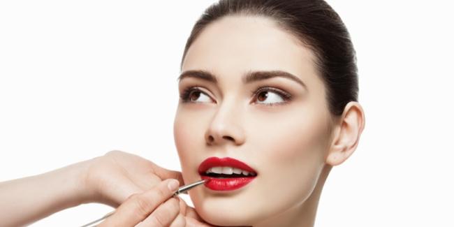 Saat mengaplikasikan lipstik selalu gunakan kuas, agar awet / Copyright Shutterstock