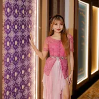 Hadir di acara Festival Candi Bumi Ayu, Ghea tampil dengan atasan kebaya pink dihiasi payetan. Dengan model lengan 3/4 transparan. [@gheaindrawari]