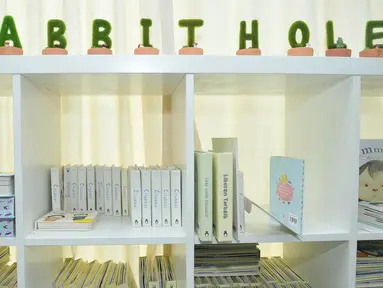 Buku-buku dongeng Rabbit Hole tertata rapi di rak ruang perpustakaan Rabbit Hole di kawasan Kemang, Jakarta Selatan, Selasa (11/10). Rabbit Hole adalah layanan penyedia jasa pembuatan buku dongeng dengan ilustrasi menarik. (Liputan6.com/Yoppy Renato)