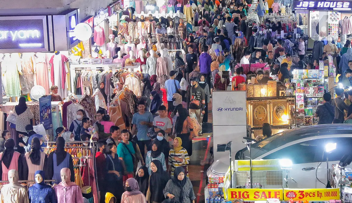 <p>Warga berburu pakaian baru di pasar Tanah Abang, Jakarta, Sabtu (15/4/2023). (Liputan6.com/Angga Yuniar)</p>